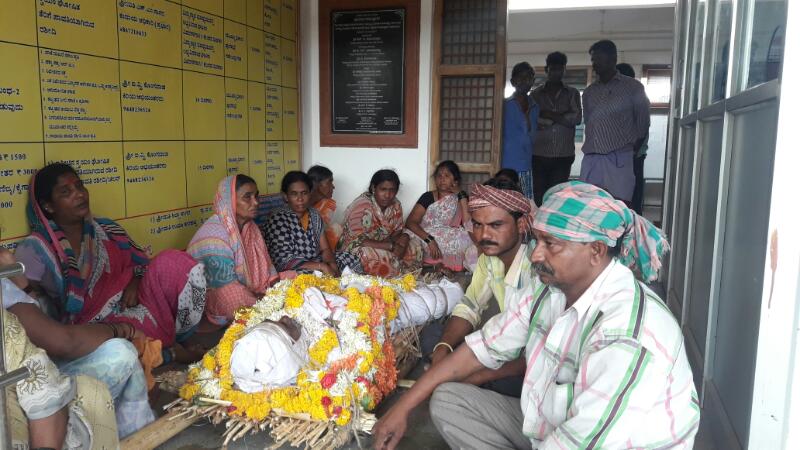 ​ರುದ್ರಭೂಮಿಗಾಗಿ ಪುರಸಭೆ ಕಚೇರಿಯಲ್ಲಿ ಶವ ಇಟ್ಟು ಪ್ರತಿಭಟನೆ